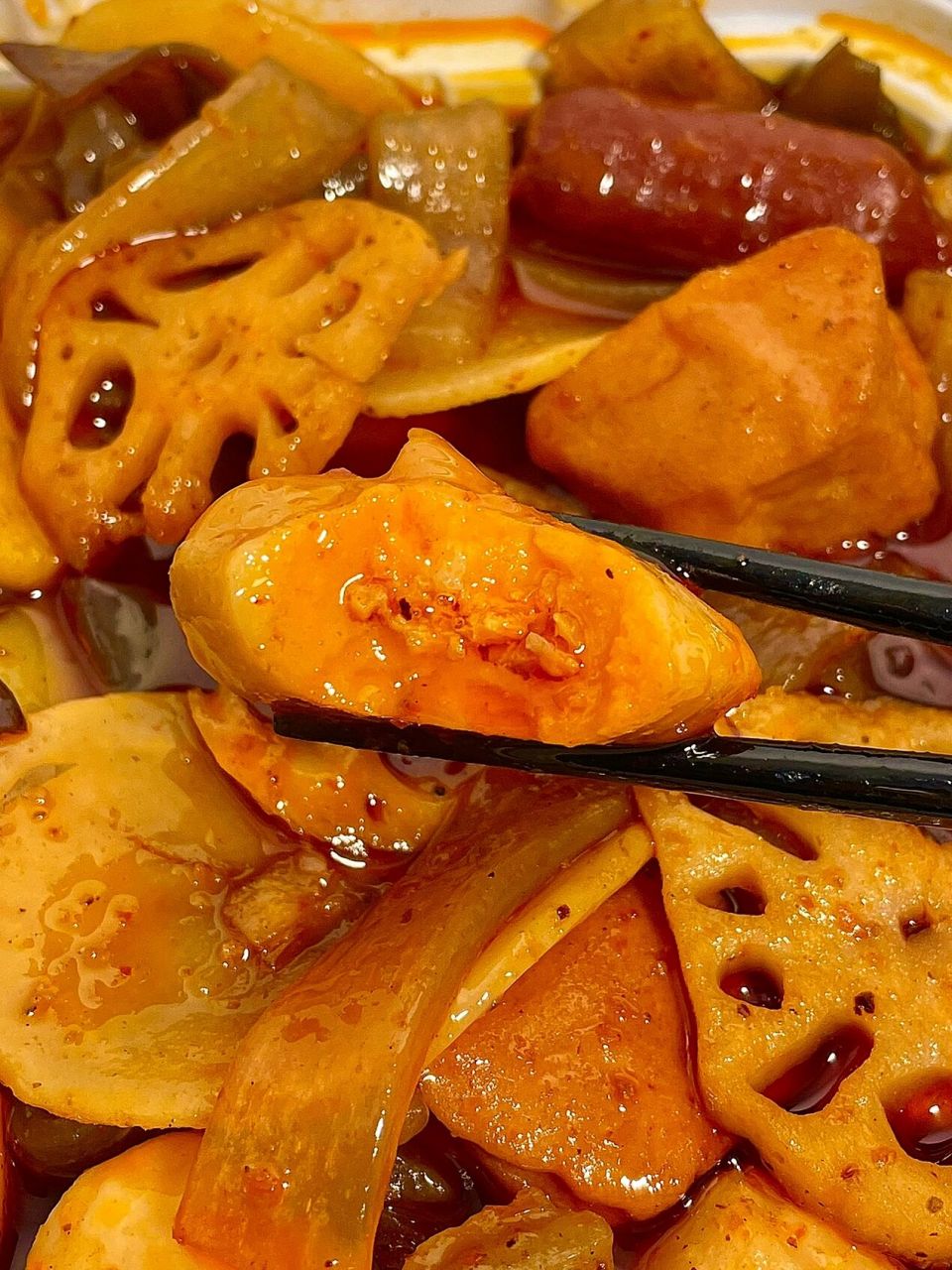 这是我吃过料最多的自热火锅了! 土豆片!鱼豆腐!宽粉! 鱼籽包!海带!
