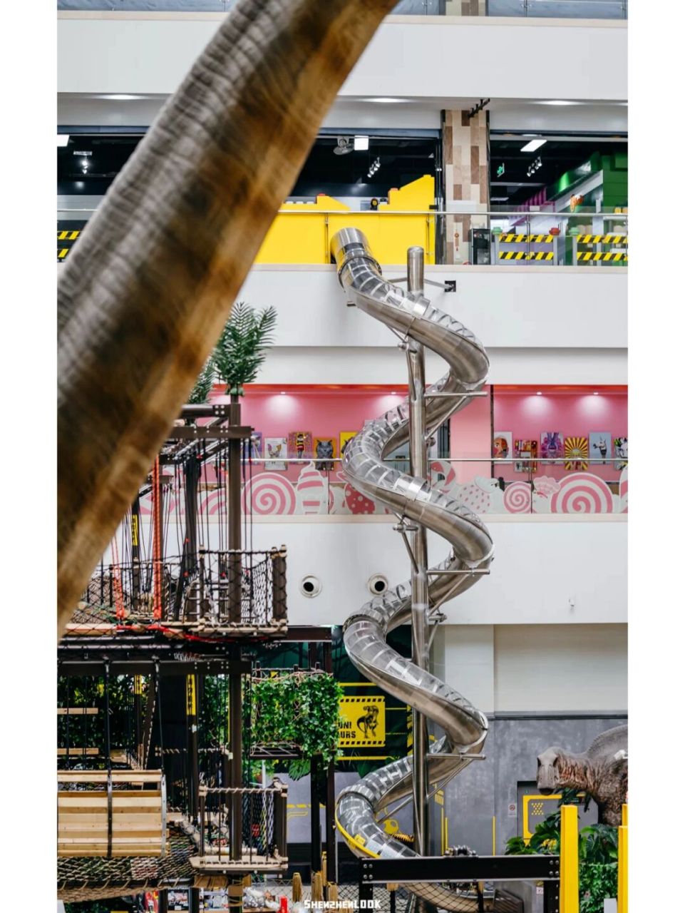 📍大梦探索乐园位于龙岗万国城,3层楼,占地30000㎡,是深圳目前最