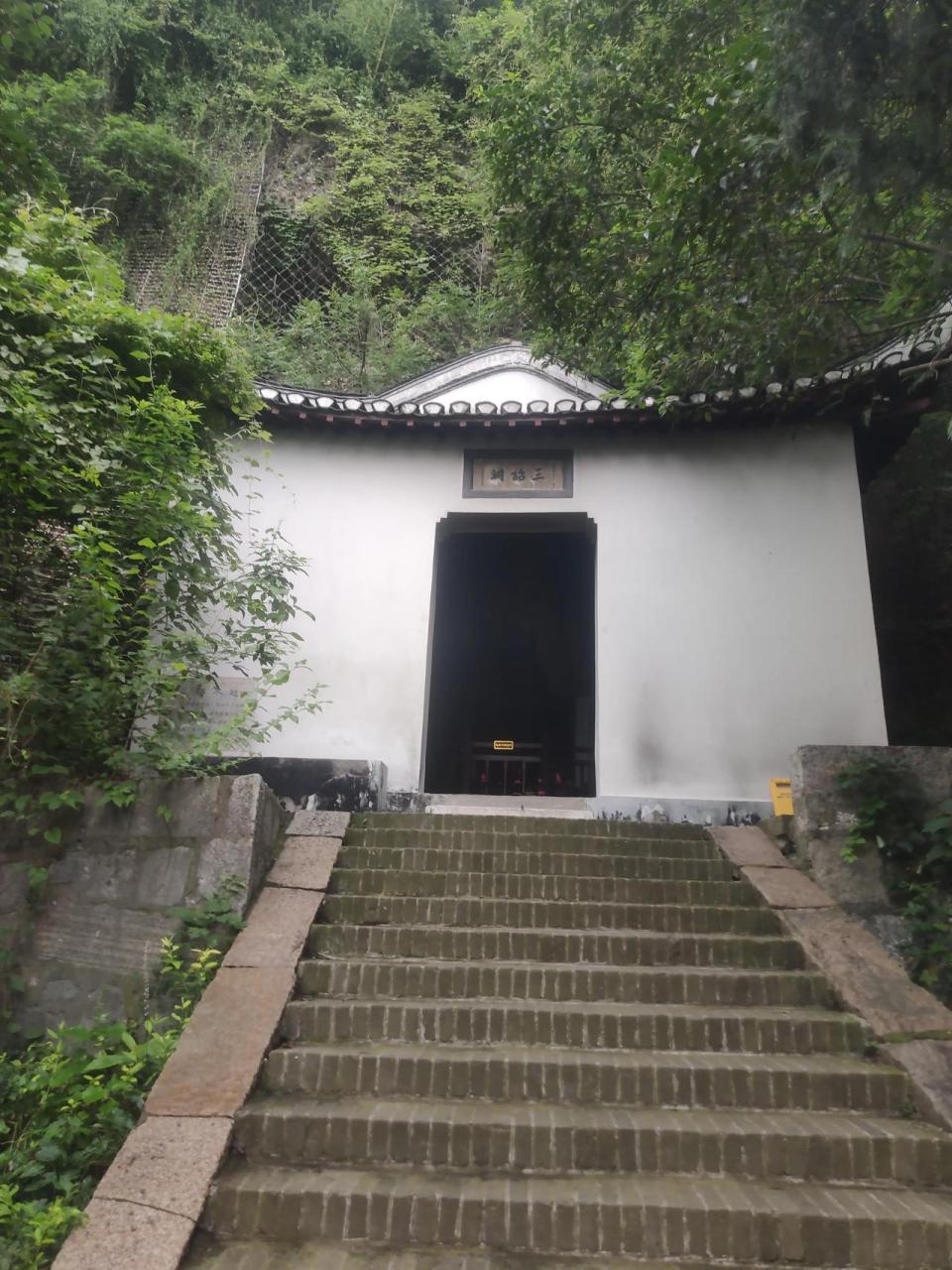 镇江焦山的三诏洞 据说是东汉时期的一个著名道士焦光,三次拒绝了皇帝