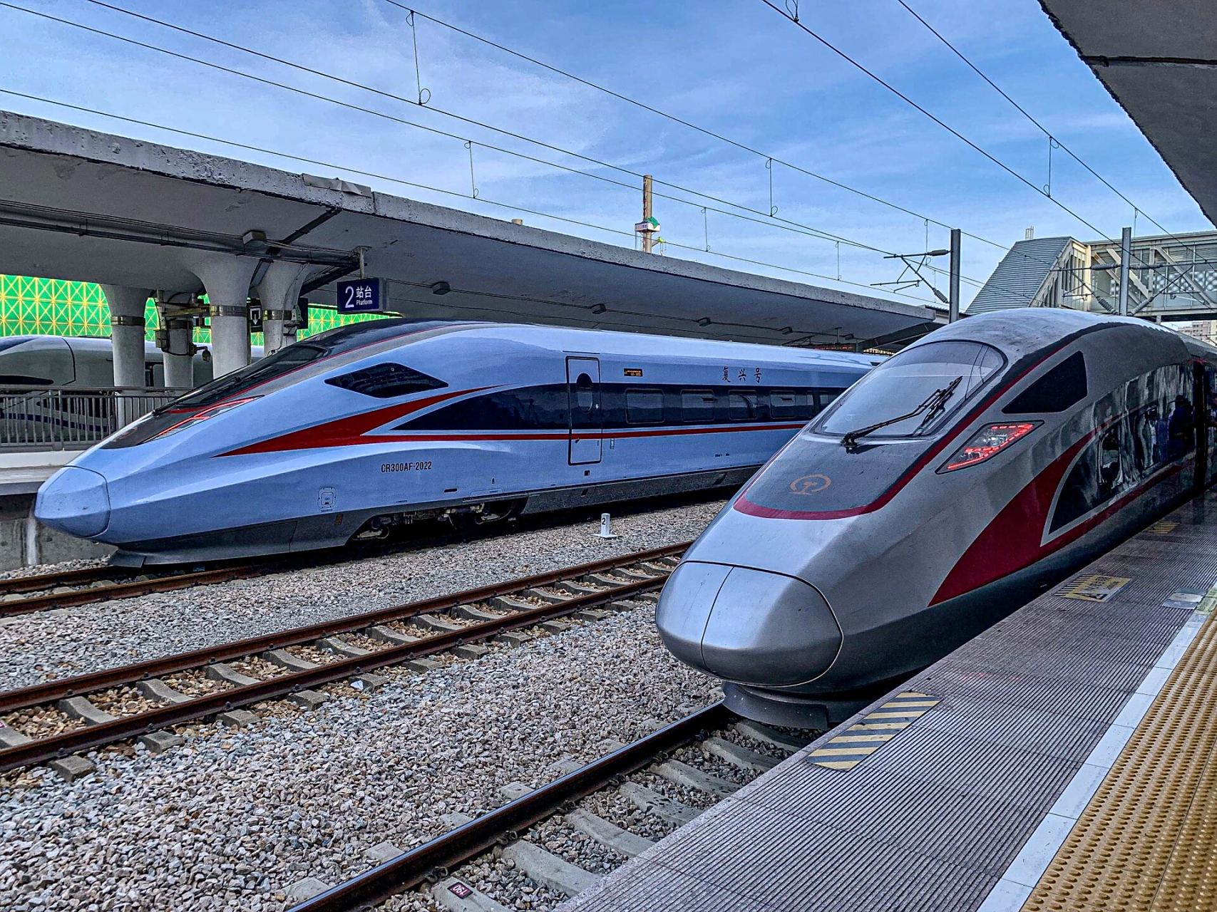 停靠在汕头站的cr300af蓝妹妹cr400af红神龙 复兴号cr300af型电力动车