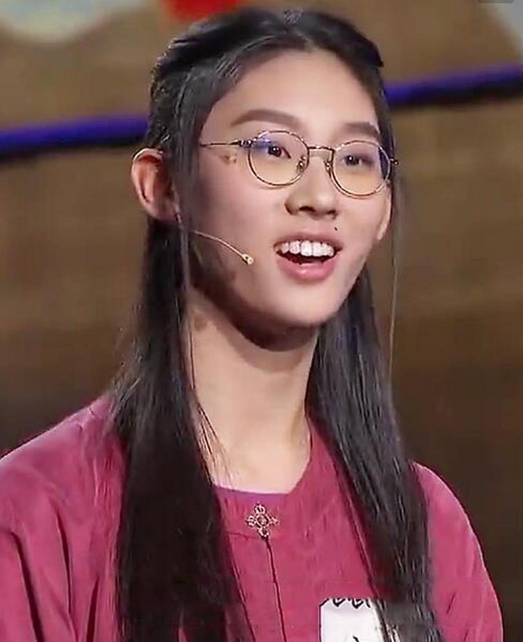 2019年,有2000多首古诗储备的"才女"武亦姝,高考成绩613分,在上海市的