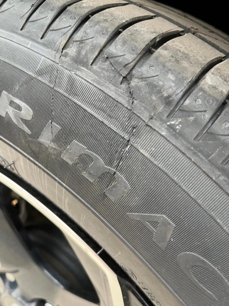 轮胎侧面划破了,大约两毫米,没有伤到帘线层,需要更换吗?