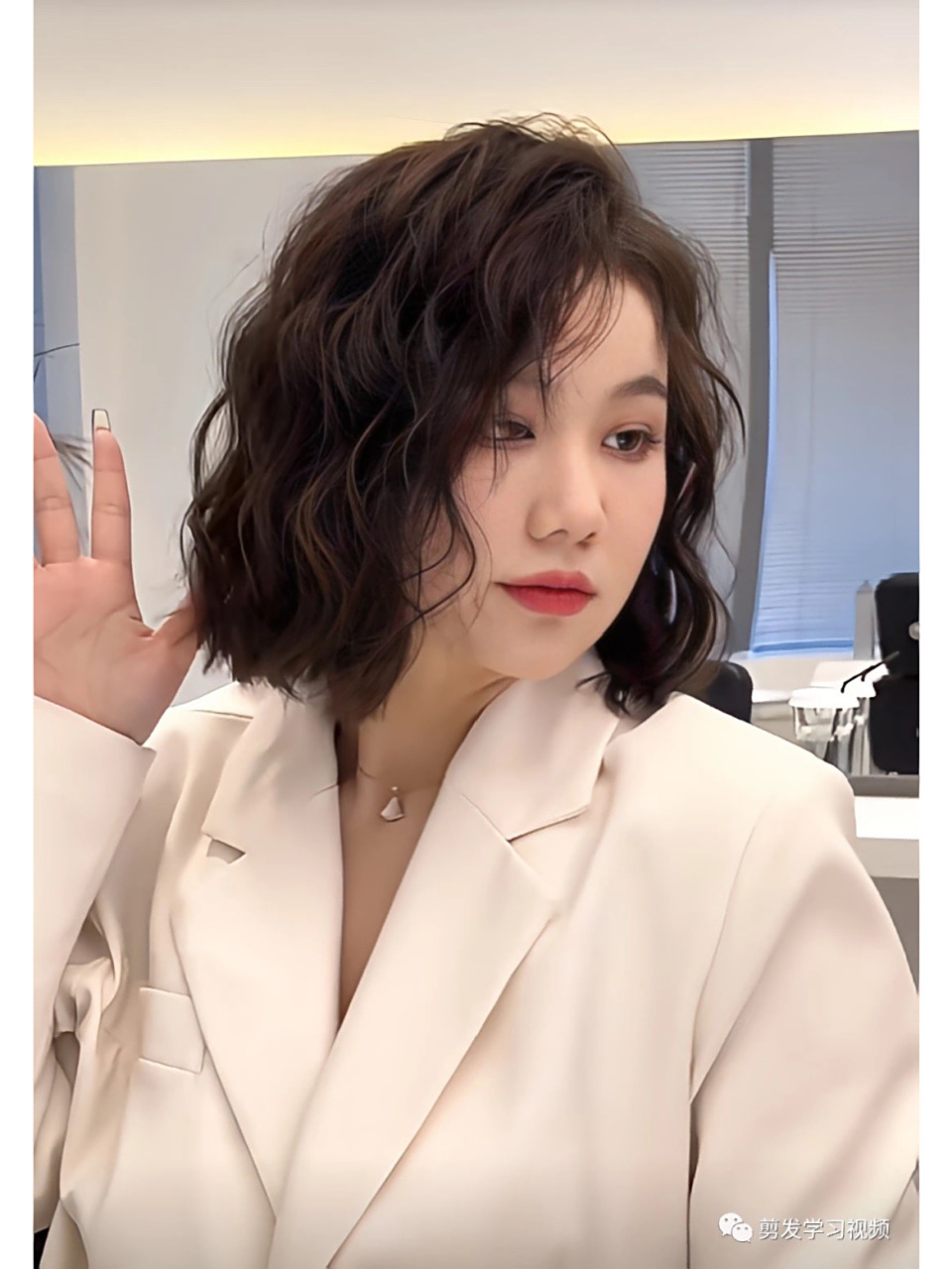 2023新年发型"短发烫个卷"显脸小巨减龄        2023超火短发烫发,烫