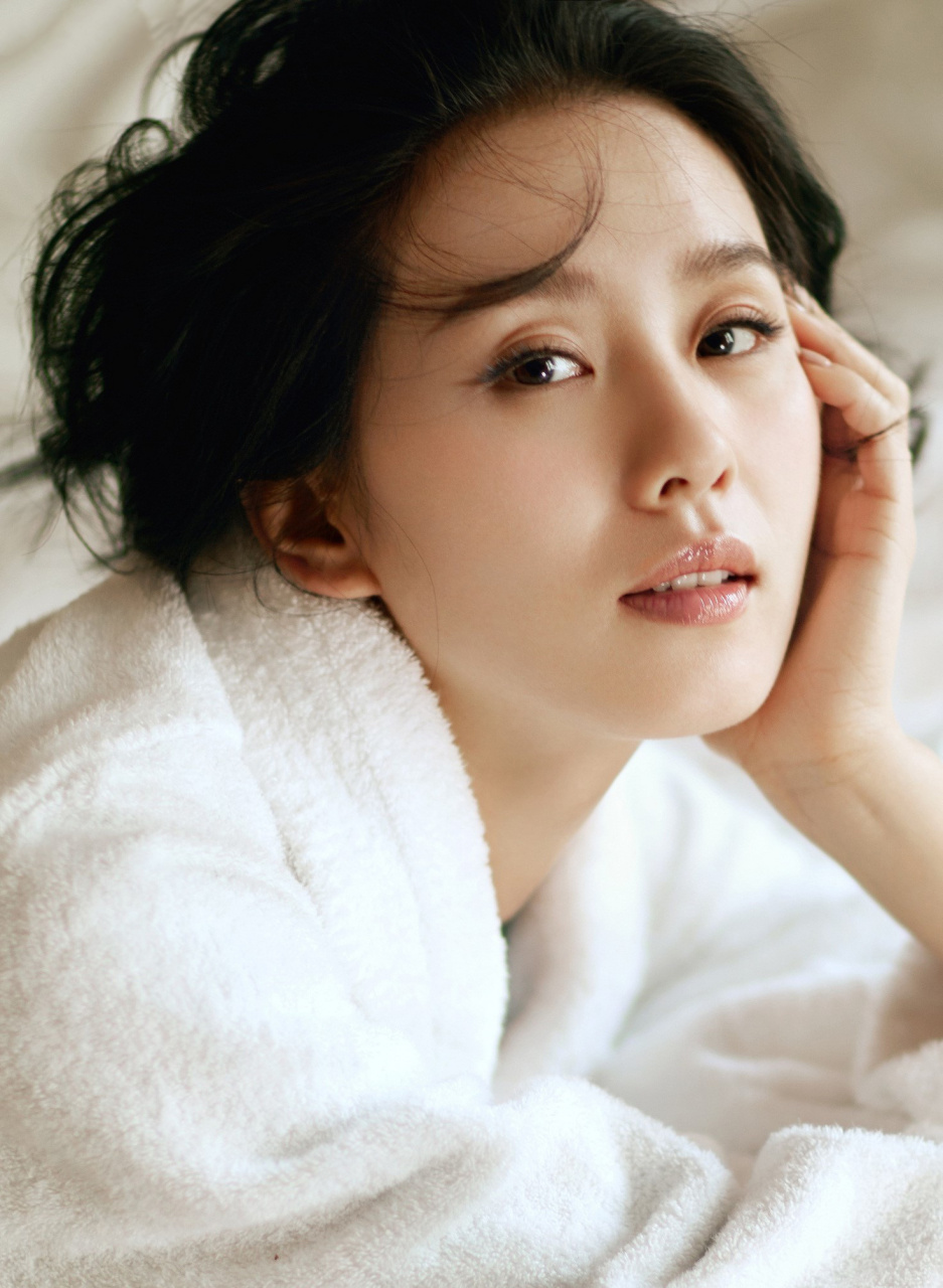 刘诗诗光脚丫穿睡衣拍照太美了.