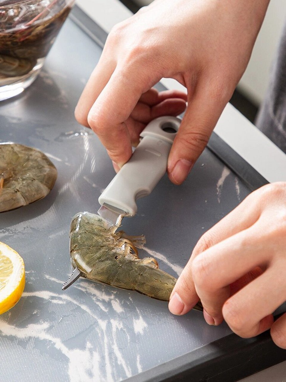 能!吃! 虾线就是虾的消化道,里面黑黑的,自然