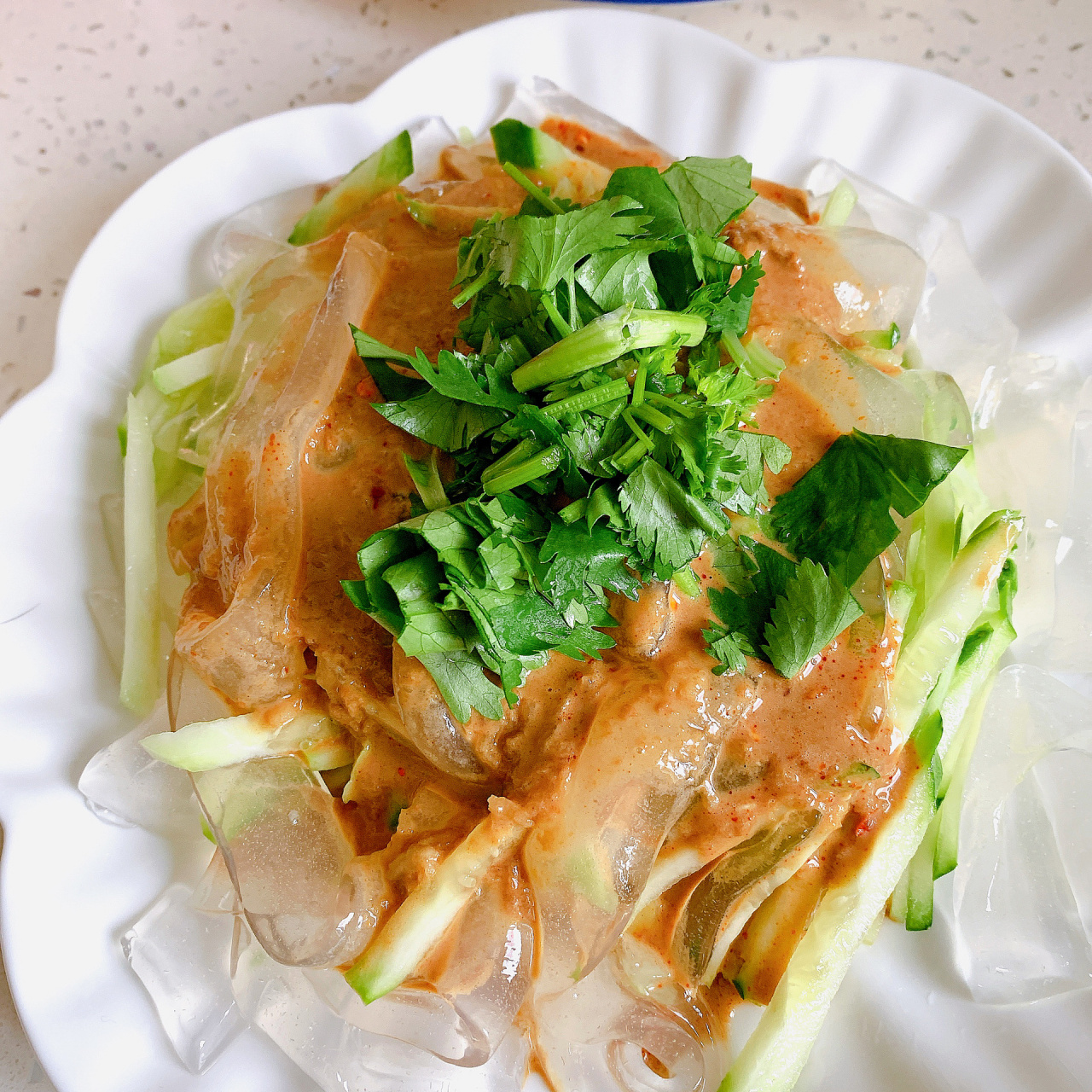 夏日必备凉菜|黄瓜拌拉皮06 这两天的气温一下升到了35,6度,热得没