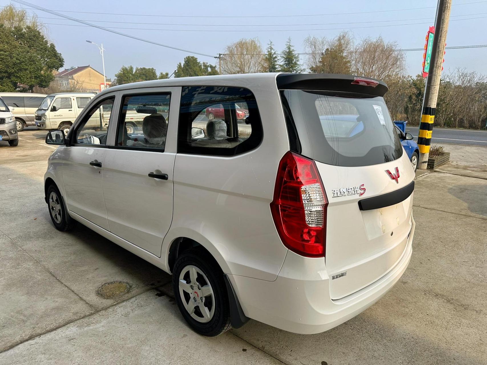 2024年3月上牌 五菱宏光s1.5五座  20公里  全款5.18