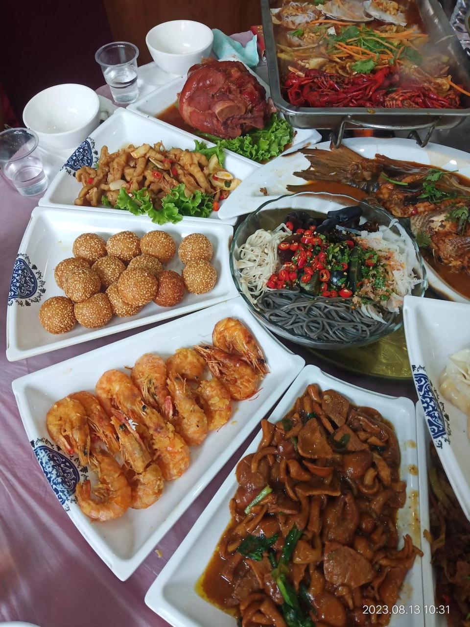 东北农村的大席,这一桌子菜色香味俱全,价钱是460元一桌,啤酒免费,还