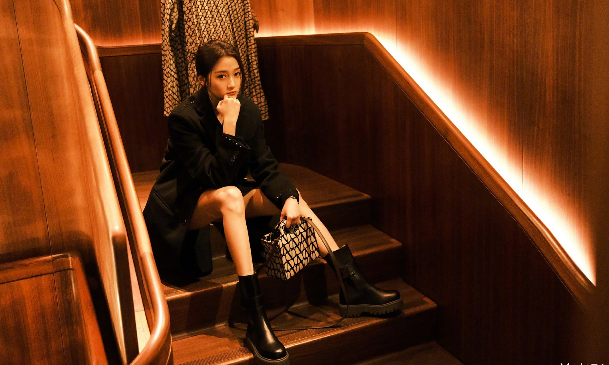 关晓彤墨镜黑衣大长腿