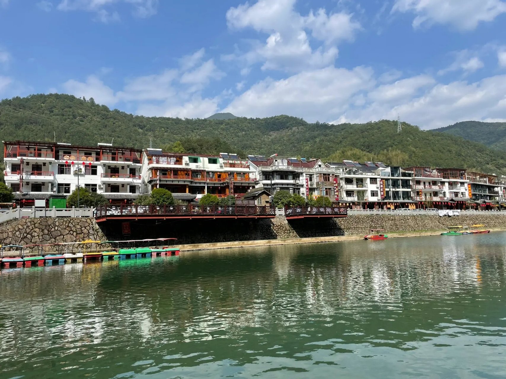 芦茨风情小镇位于桐庐富春江边,整个小镇都是各种民宿和饭店.