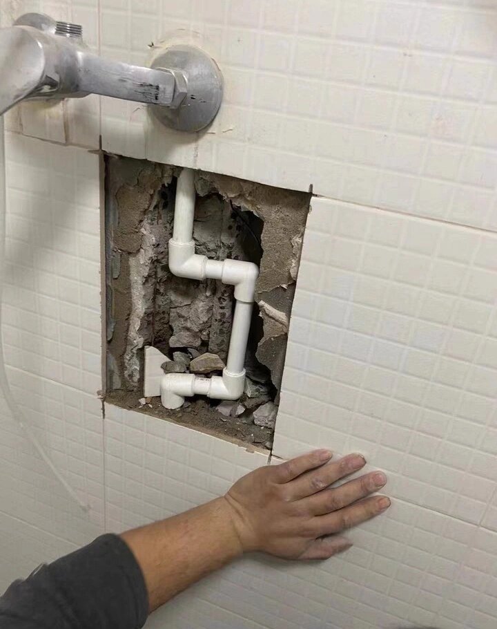 厨房顶水管漏水维修