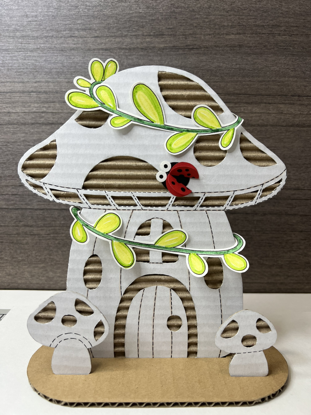 节气手工纸皮画环创《惊蛰》 惊蛰,又名"启蛰",是二十