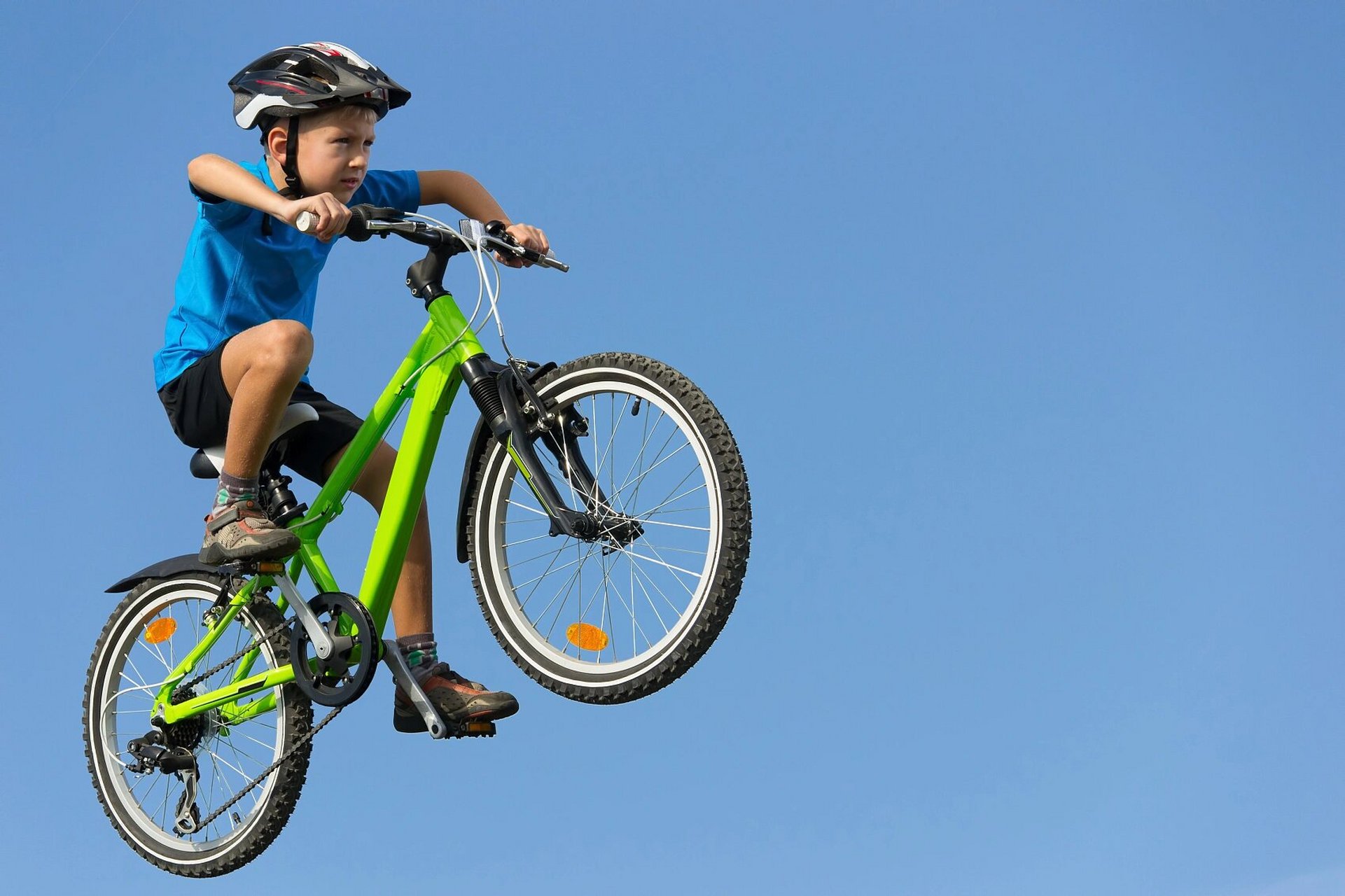 什么是小轮车 小轮车(bicycle motocross,简称bmx)是一项极限运动,因