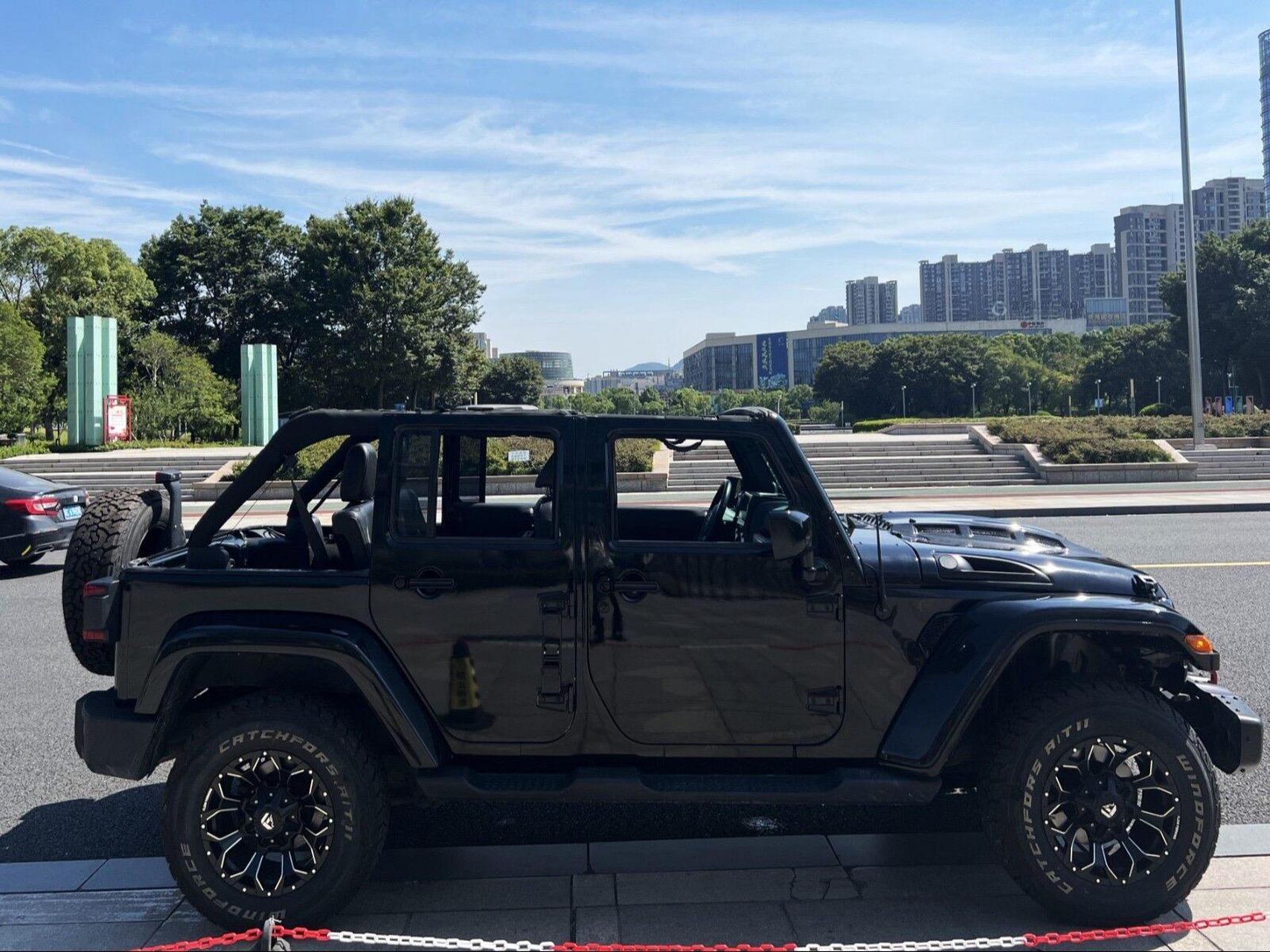 吉普牧马人4门撒哈拉 敞篷 3.