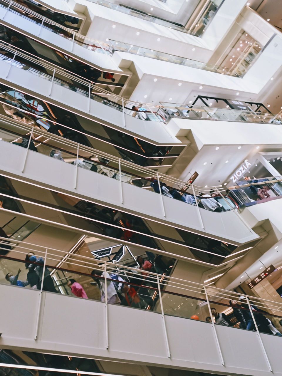 亚洲室内第一长梯~赛格 西安赛格国际购物中心, 拥有亚洲室内第一长