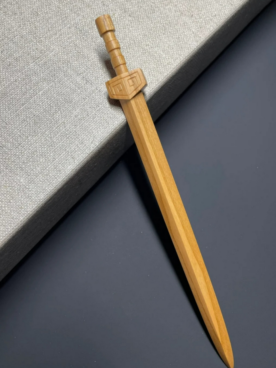 桃木剑图片 桃木剑95,以桃木精心雕琢而成,寓意辟邪驱凶,保平安.