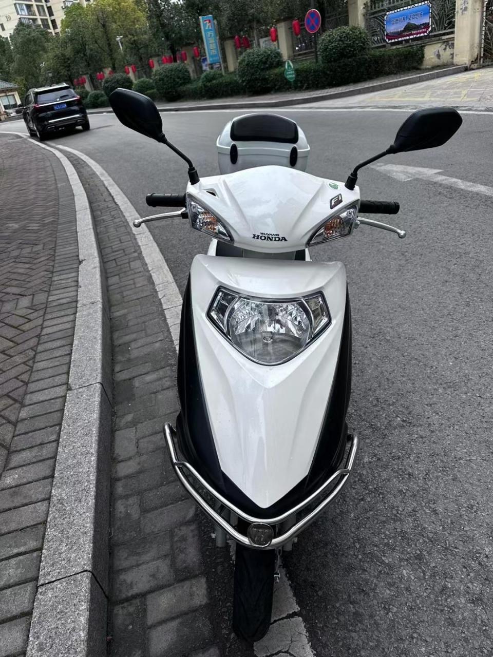 五羊本田喜鲨125踏板摩托车国四电喷,证照齐全98新,带原箱原杠,实表1