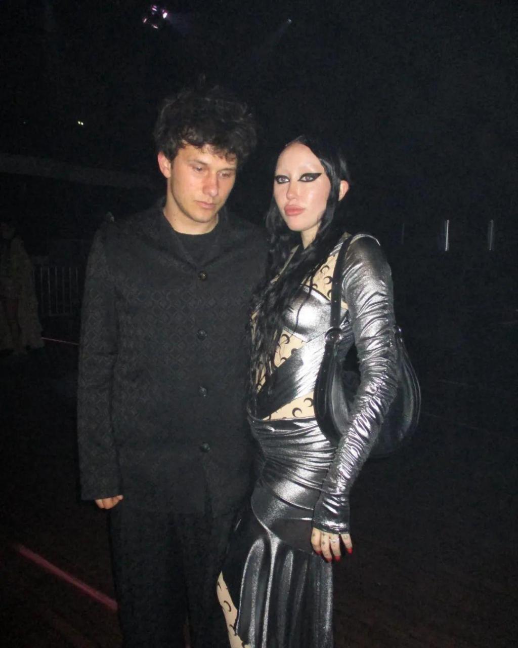 noah cyrus 今年23岁,她从小就得到了全美国的关注,早在2017年11月2日