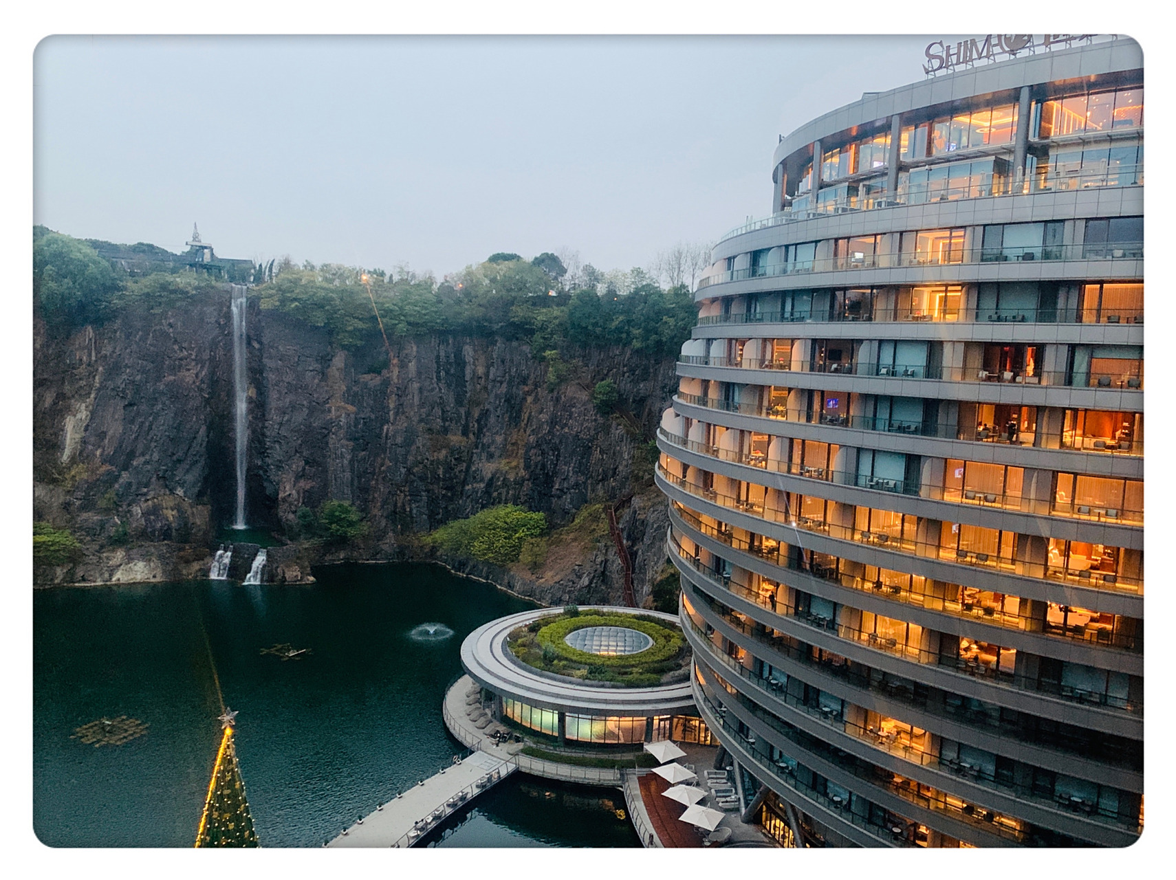 上海佘山天坑酒店 酒店算是震撼 奇观,对里面的戴森吹风,菲拉格慕洗浴