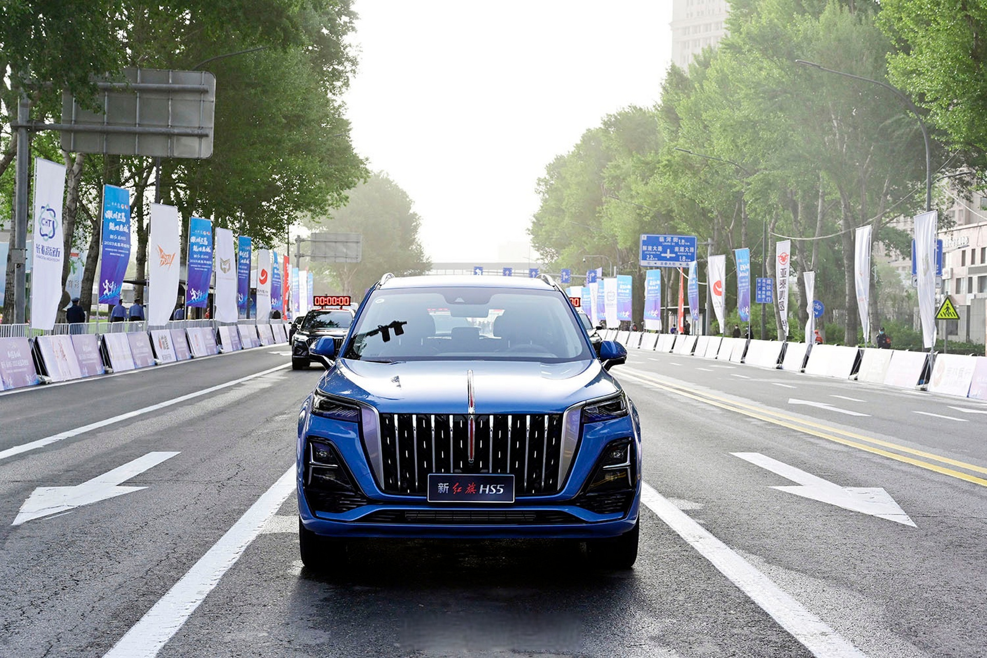 新红旗hs5助力长春马拉松