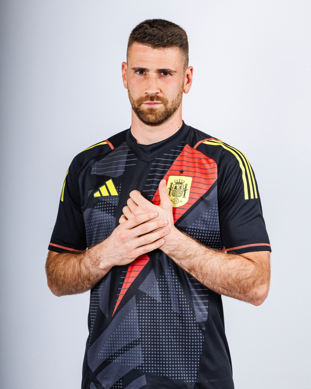 乌奈·西蒙,拉亚和雷米罗身穿西班牙国家队门将新队服.