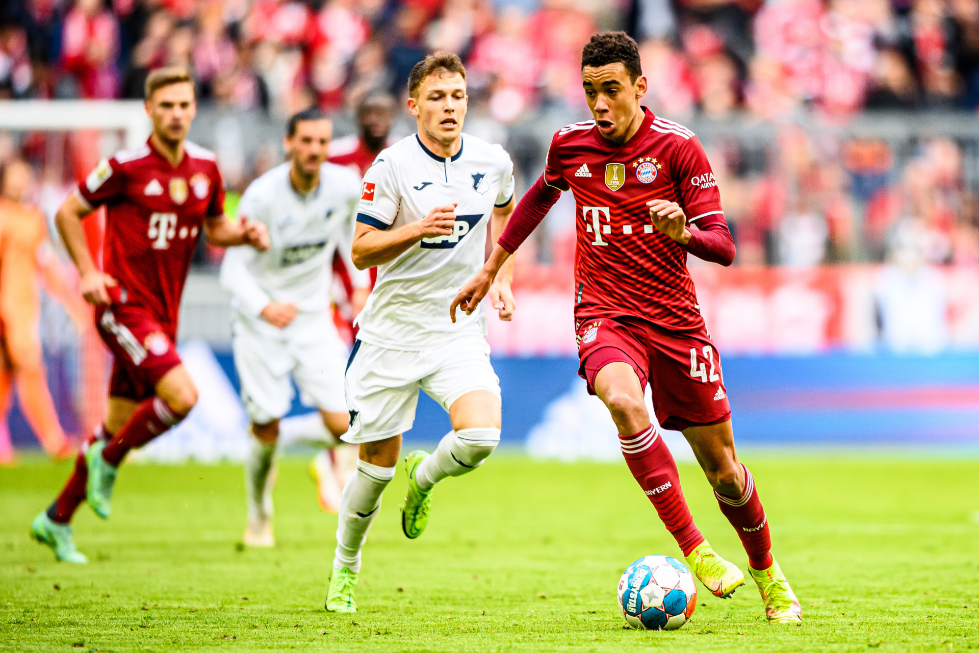 球星壁纸:穆夏拉(3814x2543) 拜仁慕尼黑的贾马尔-穆夏拉在场上.