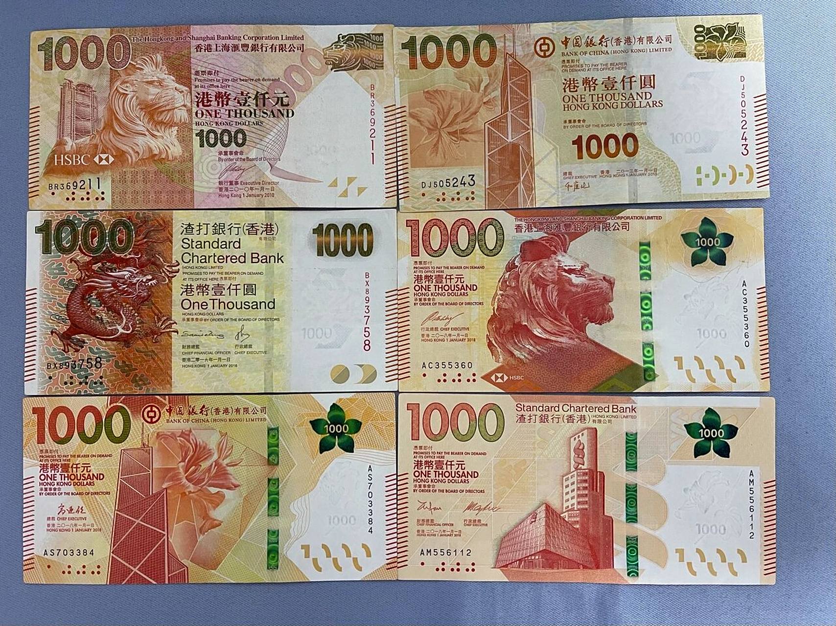 两版1000港币对比 感觉还是10的渣打好看,设计的很活跃. 喜欢这抹红色