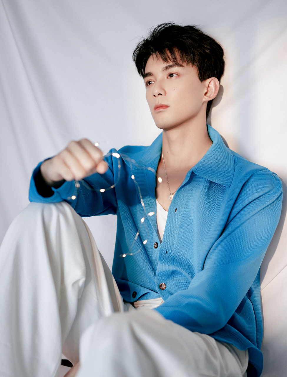 吴磊# 斑驳的日光追溯安然薄暮,故事朦胧缱绻,闯进轻盈梦境.吴磊leo