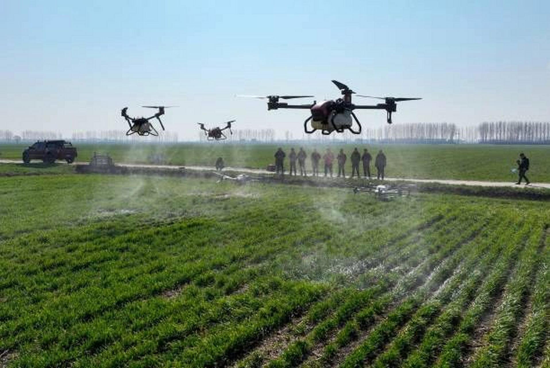 看中国 无人机喷洒农药 安徽省豪州市利辛县,15日农民使用无人机喷洒