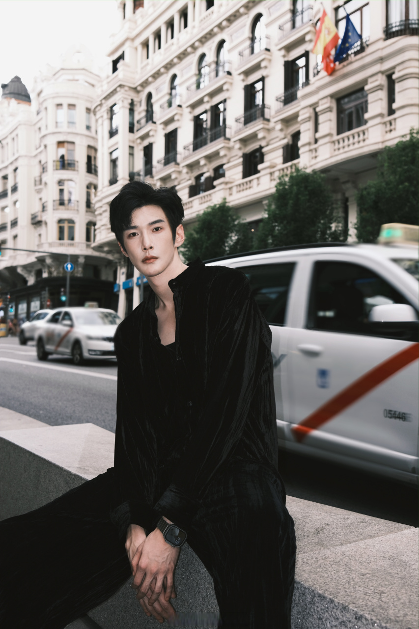 分享图片 #彦希不重样的ootd##带着微博去都市