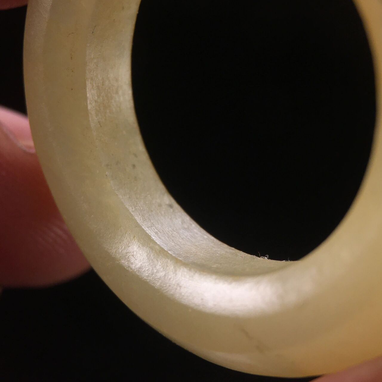 汉代三才环 玉环以黄玉为材,玉质致密温润,光气熟润,局部受沁,随玉环