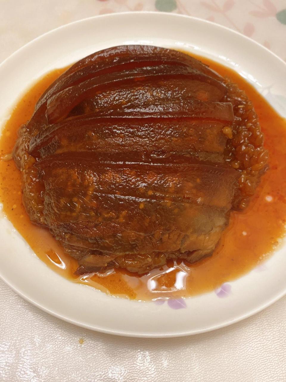 四川夹沙肉制作 1.熬适量红糖备用 2.