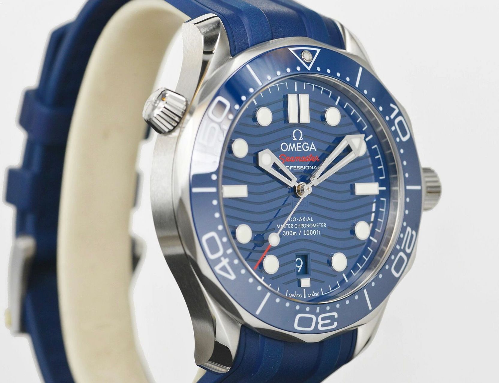 每天认识一只手表:欧米茄海马300潜水腕表 专柜售价:40900元90二级