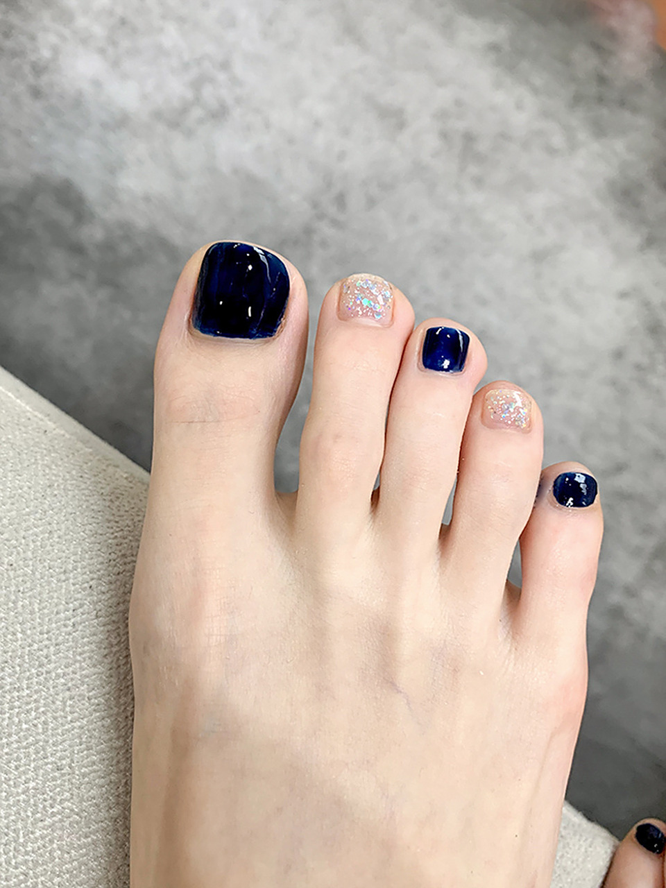 夏日美甲|绝美显白跳色美脚甲7815 95 米哩米指甲油 515深迪蓝