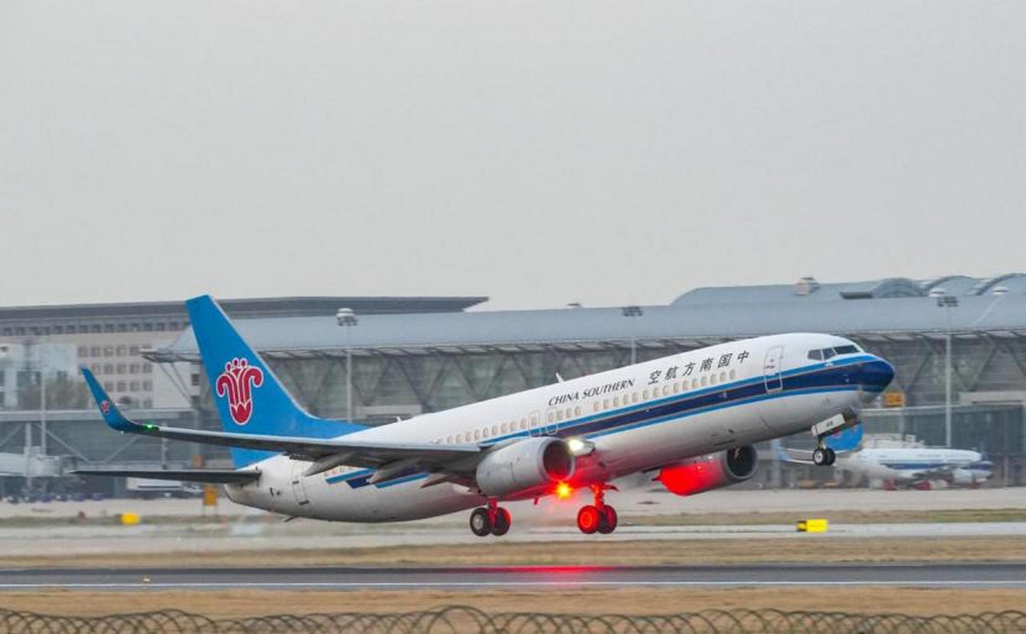 记者从郑州机场了解到,2023年暑运旅客出行需求有明显增加,机场航班量