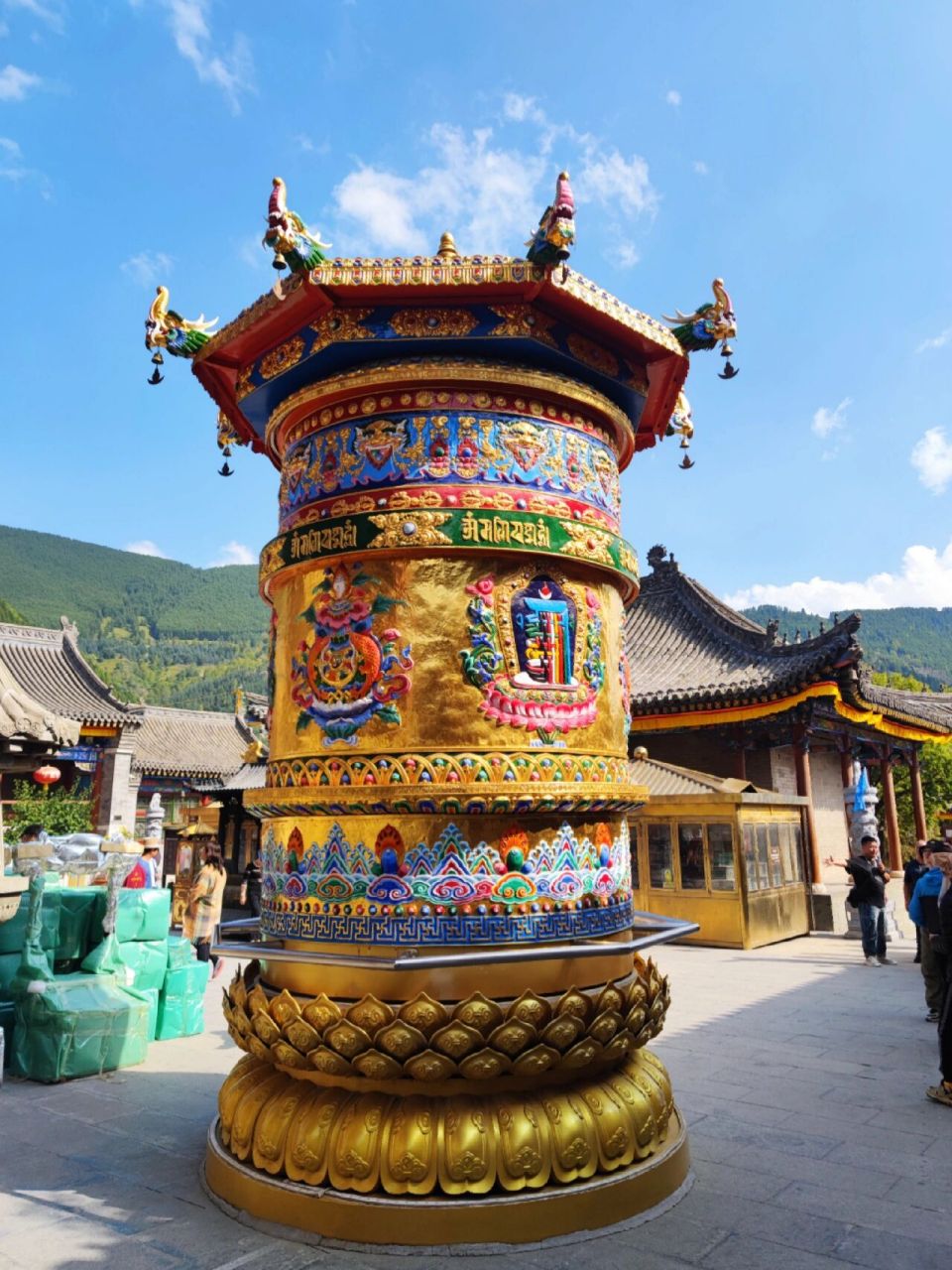 五台山第二天(4)广化寺 继续7915广化寺,好大,很美,好几位阿姨在