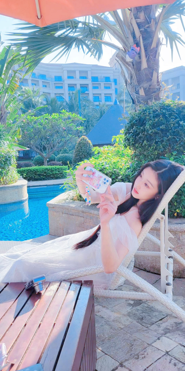 袁雨萱户外写真壁纸,一袭白色纱裙尽显浪漫唯美