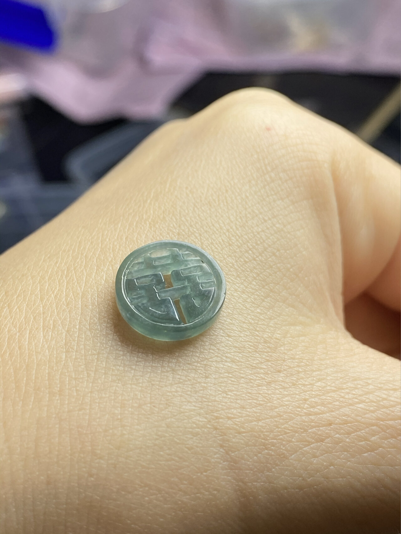 中国风镂空雕刻翡翠圆喜