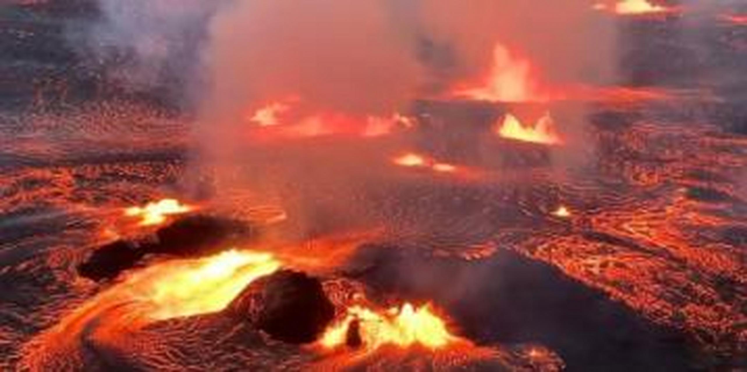 【美國基拉韋厄火山噴發瞬間:熾熱熔岩奔湧而出 順著山體蜿蜒淌下】