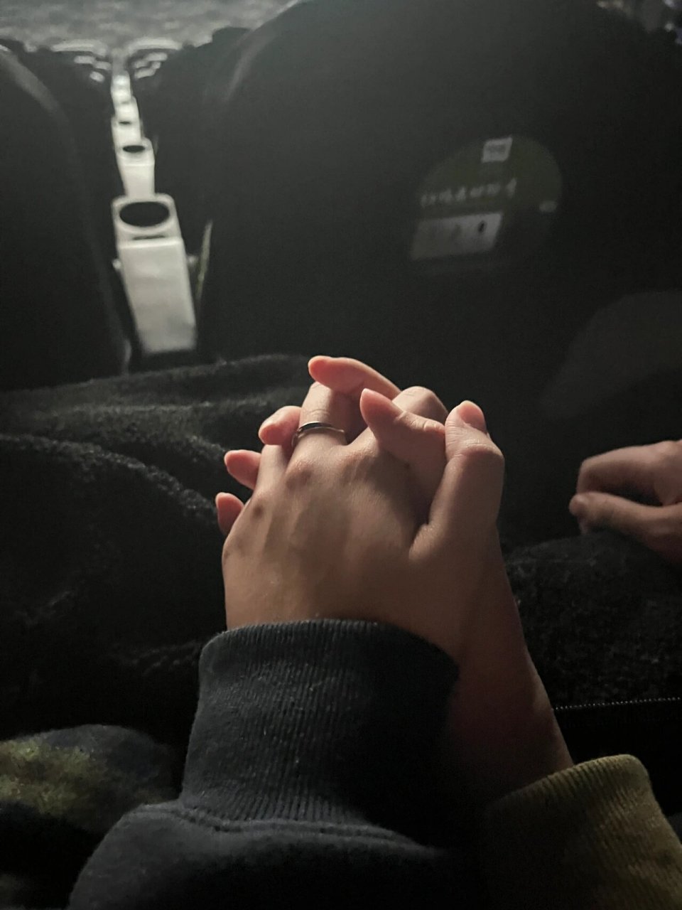 99 今天我要分享一些超甜的情侣握手瞬间,每一张都散发着浓浓的爱意