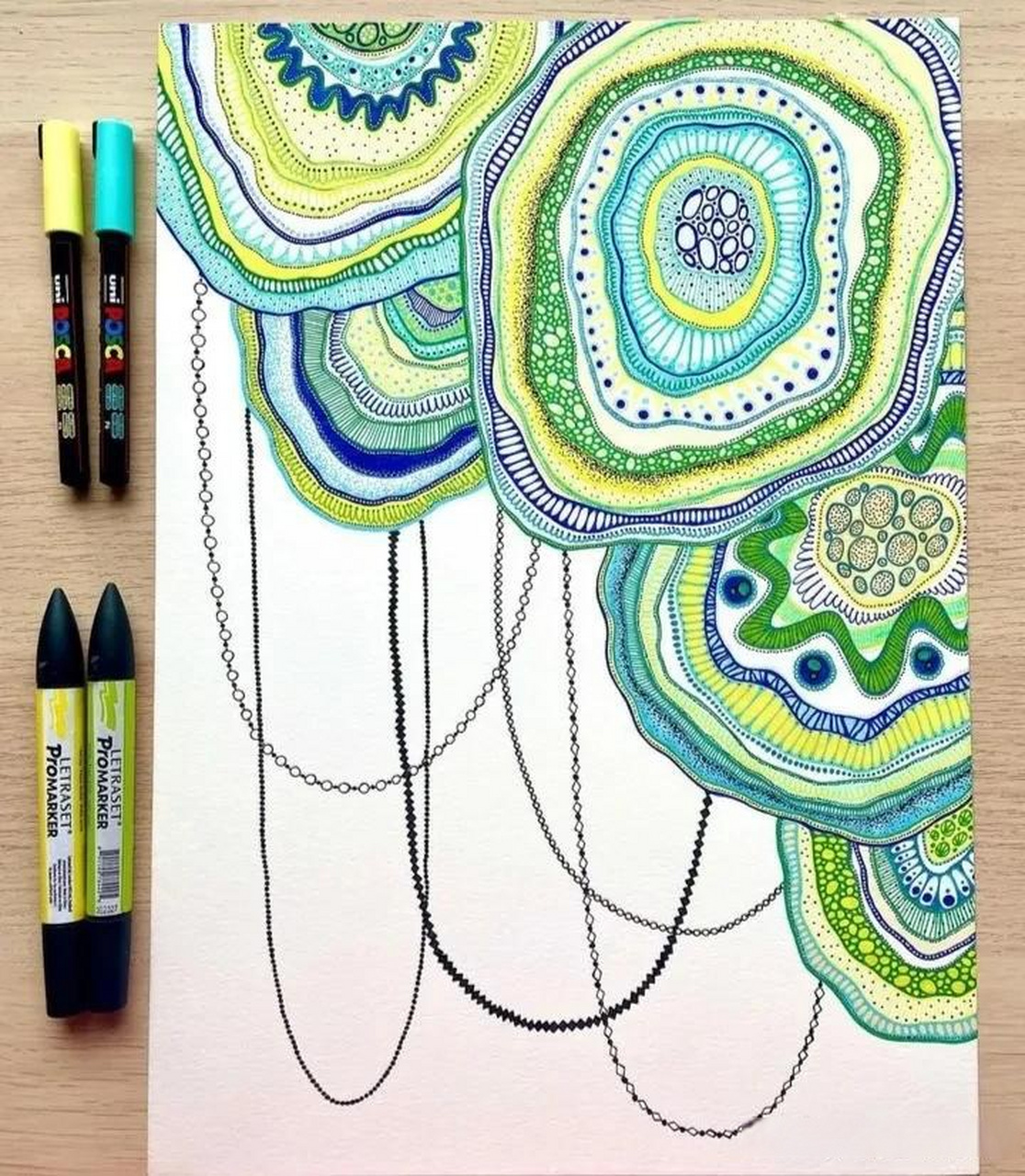 大家好,今天给大家分享一些多材料创作的彩色线描作品!