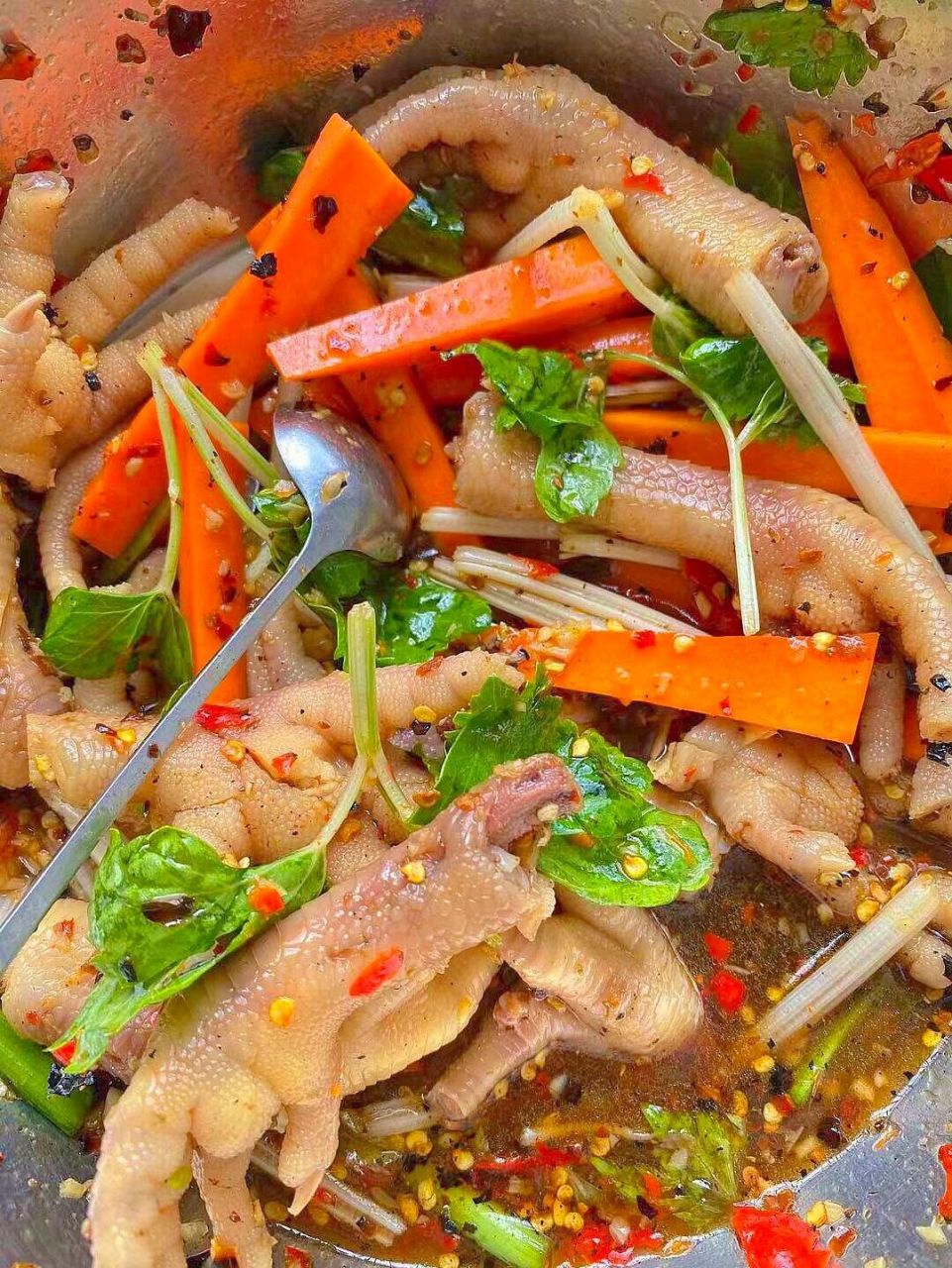 云南木姜子鸡脚教程    第一步鸡脚煮熟备用 第二步 碗里放入少许冷