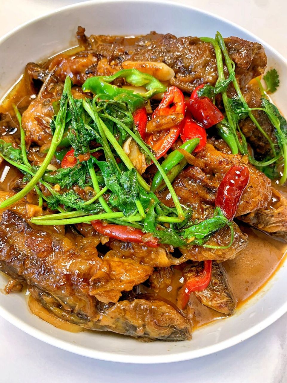 26615锅内放油烧至七成热,放入昂刺鱼,一面煎好,翻一面.