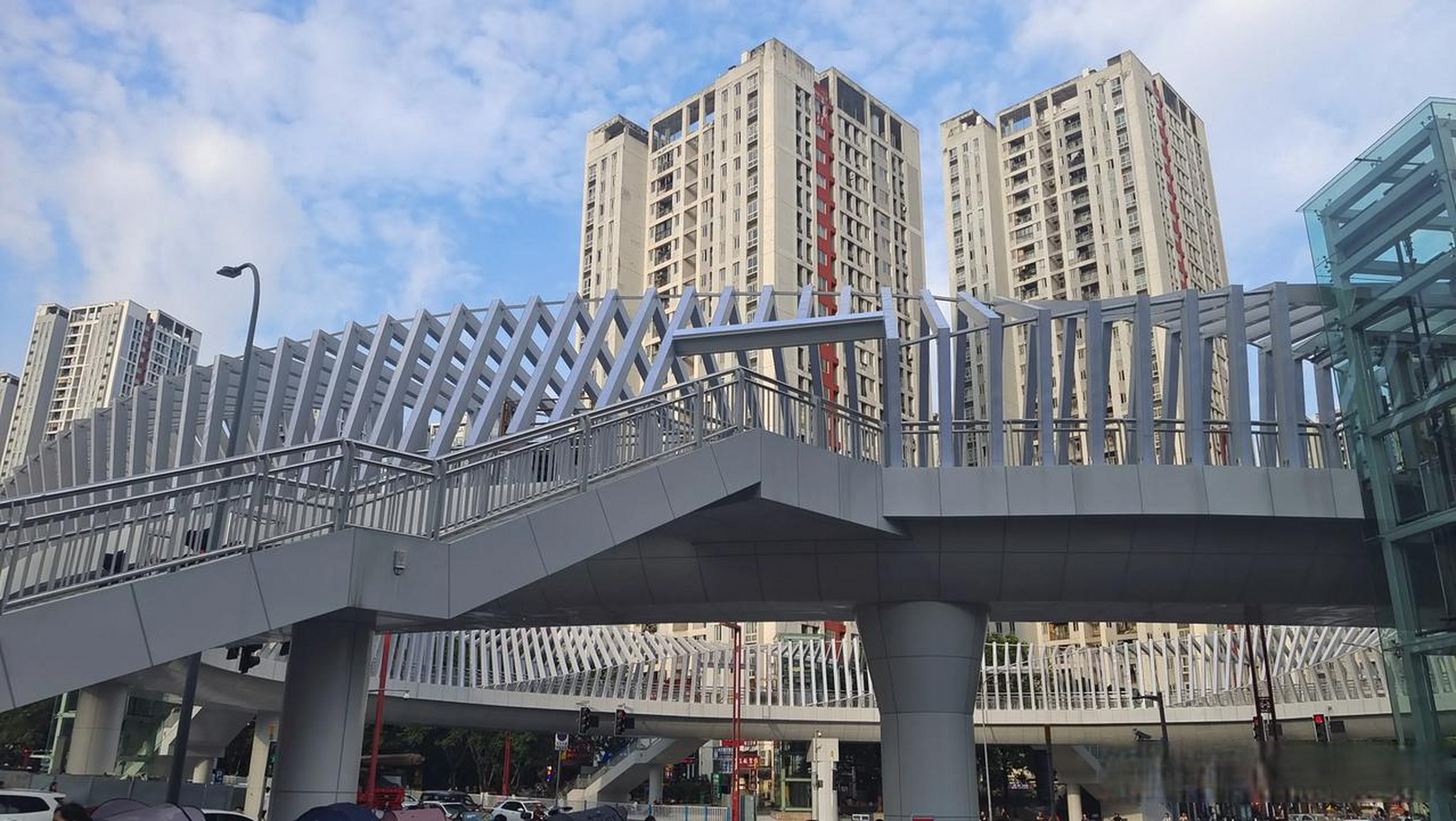 想吐槽一下重庆城南家园旁边这个人行天桥!