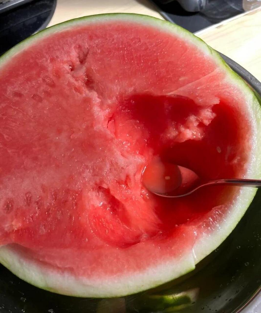 夏天的快乐,就是抱着半颗麒麟西瓜,用勺子挖着吃.