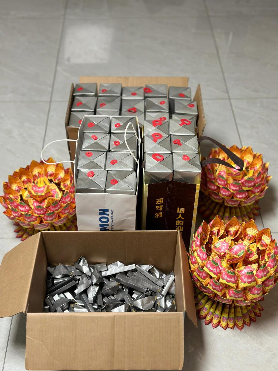提前一个月给妈妈准备的清明祭品 一百个方锭,一座九转莲花灯,108个