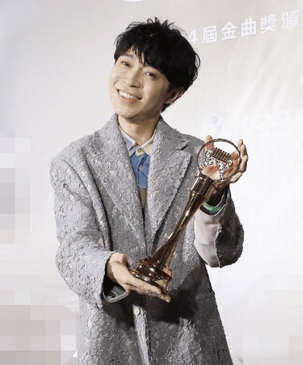 【alin 金曲歌后 】#吴青峰金曲奖年度专辑# 日前,第34届金曲奖获奖