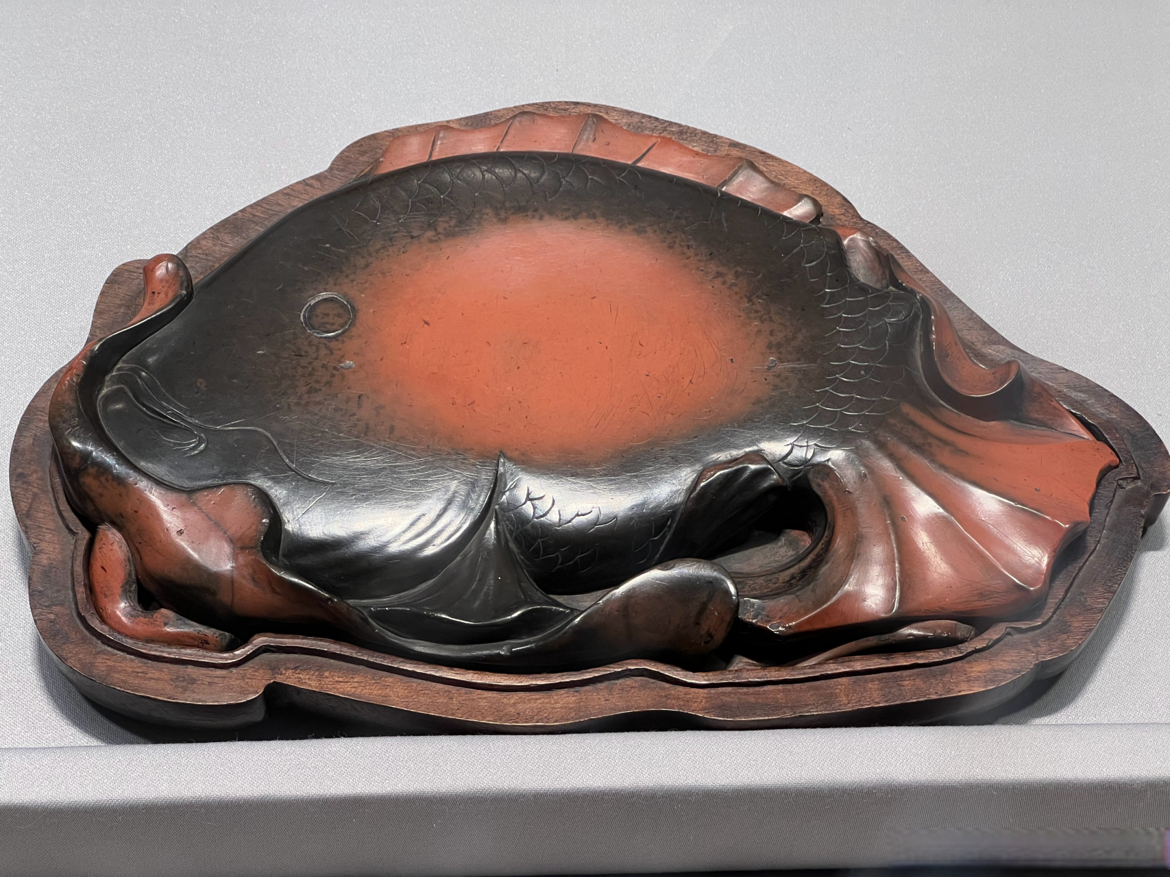 荷鱼朱砂澄泥砚/天津博物馆藏