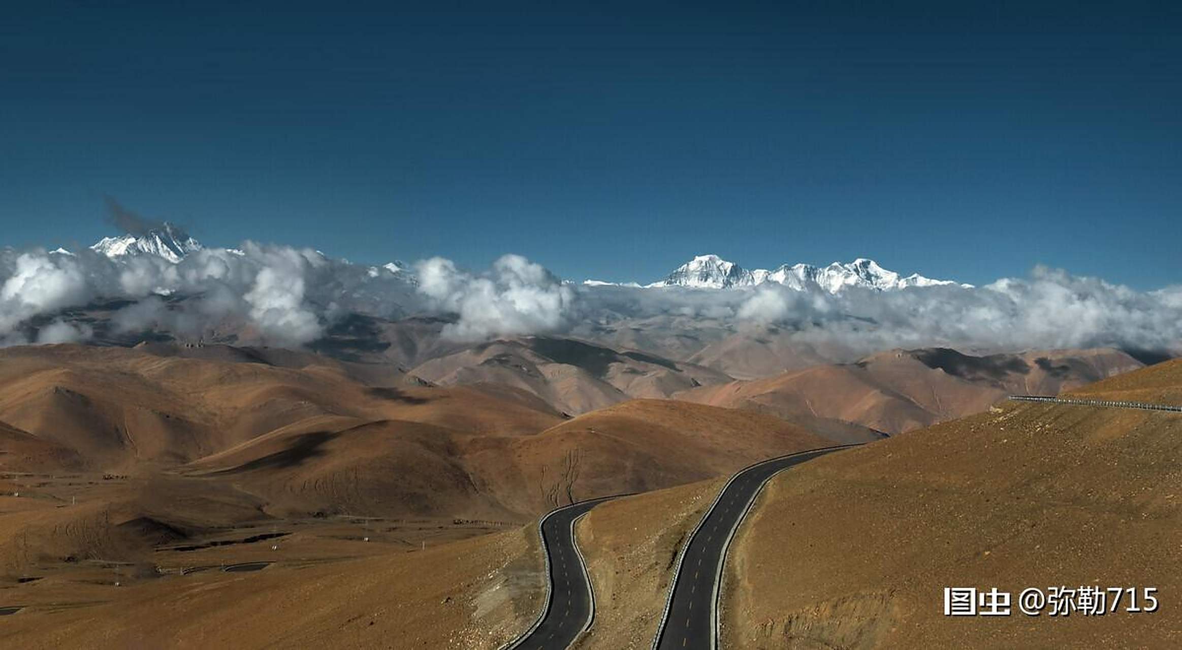 西藏日喀则定日县境内海拔5198米的加吾拉山口,绝对是世界上最壮观的