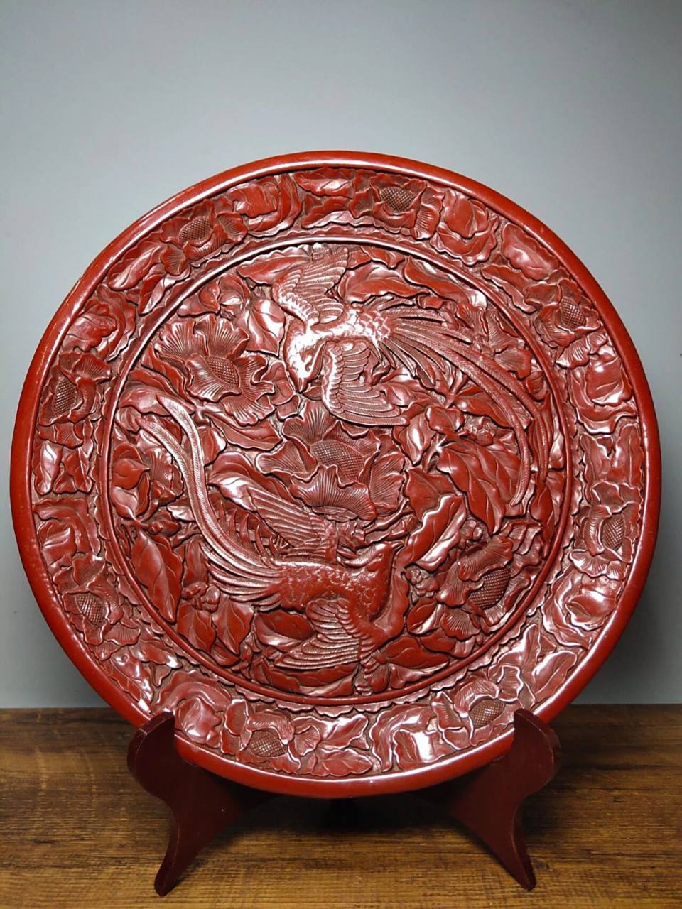 旧藏清代剔红漆器赏盘《凤凰戏牡丹》屏风摆件 直径30厘米高2.